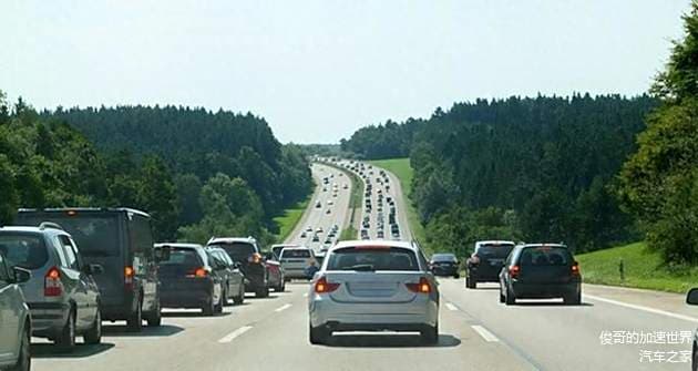 高速公路上开车怎么正确超车？掌握这几点，高速公路很容易开