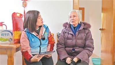 反诈“哨兵”在行动 上门教老人应对诈骗套路