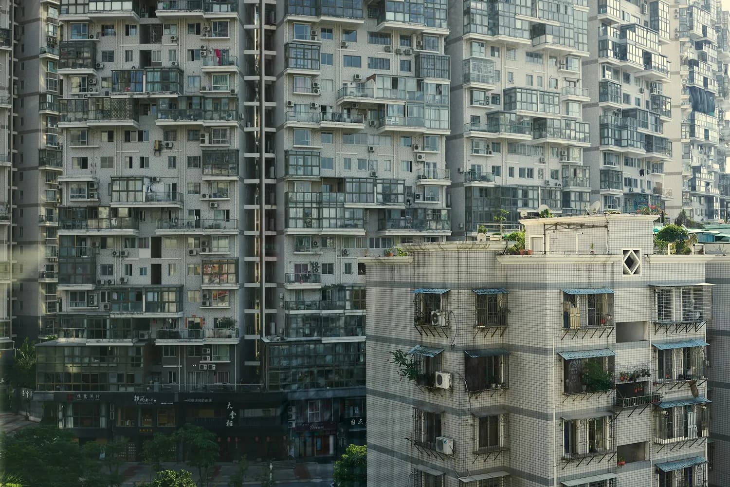 霍艳笔下的城市荒凉：冷暖自知