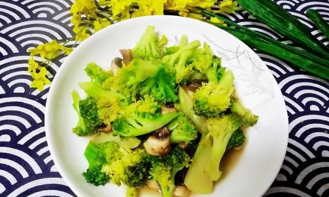 美味又健康的玉米炒西兰花（教你如何制作简单又营养的家常菜）
