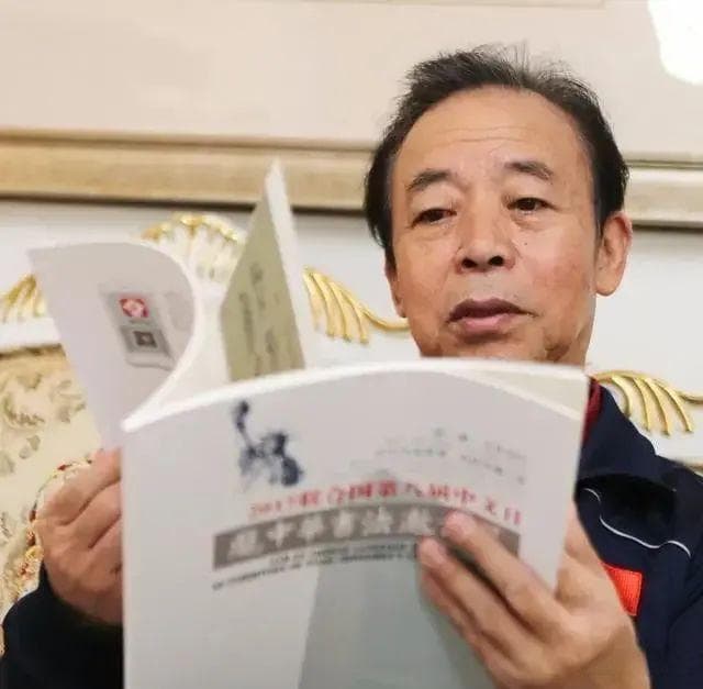 庞中华：从硬笔书法大师到慈善家