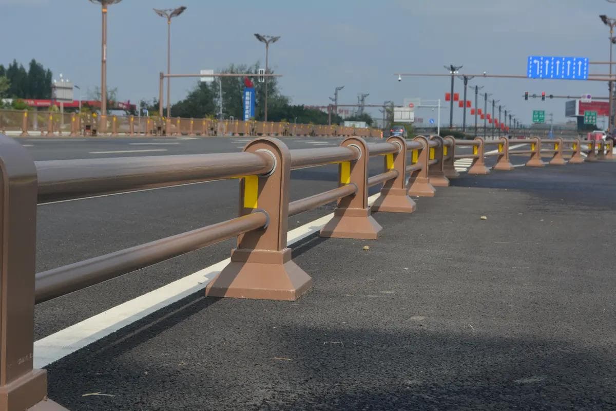 铁宜四方：为什么国内城市道路那么多护栏？