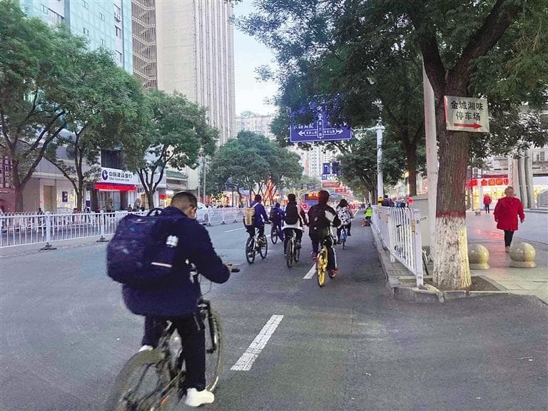 学生骑行不能“闹着玩” 出行安全得重视