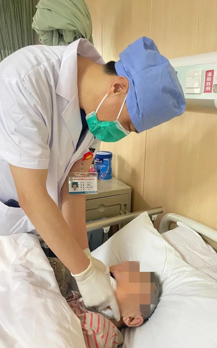 医者仁心砥砺行，锦旗感谢寄真情