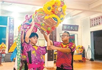 非遗麒麟舞遇上嘻哈 下一代爱上超百年传统文化