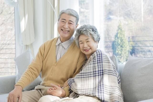 年龄差距下的情感纠葛与道德探讨