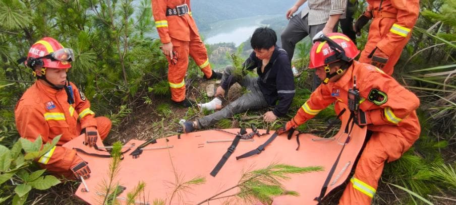 惊险！男子遭捕兽夹“咬”脚，被困深山中……