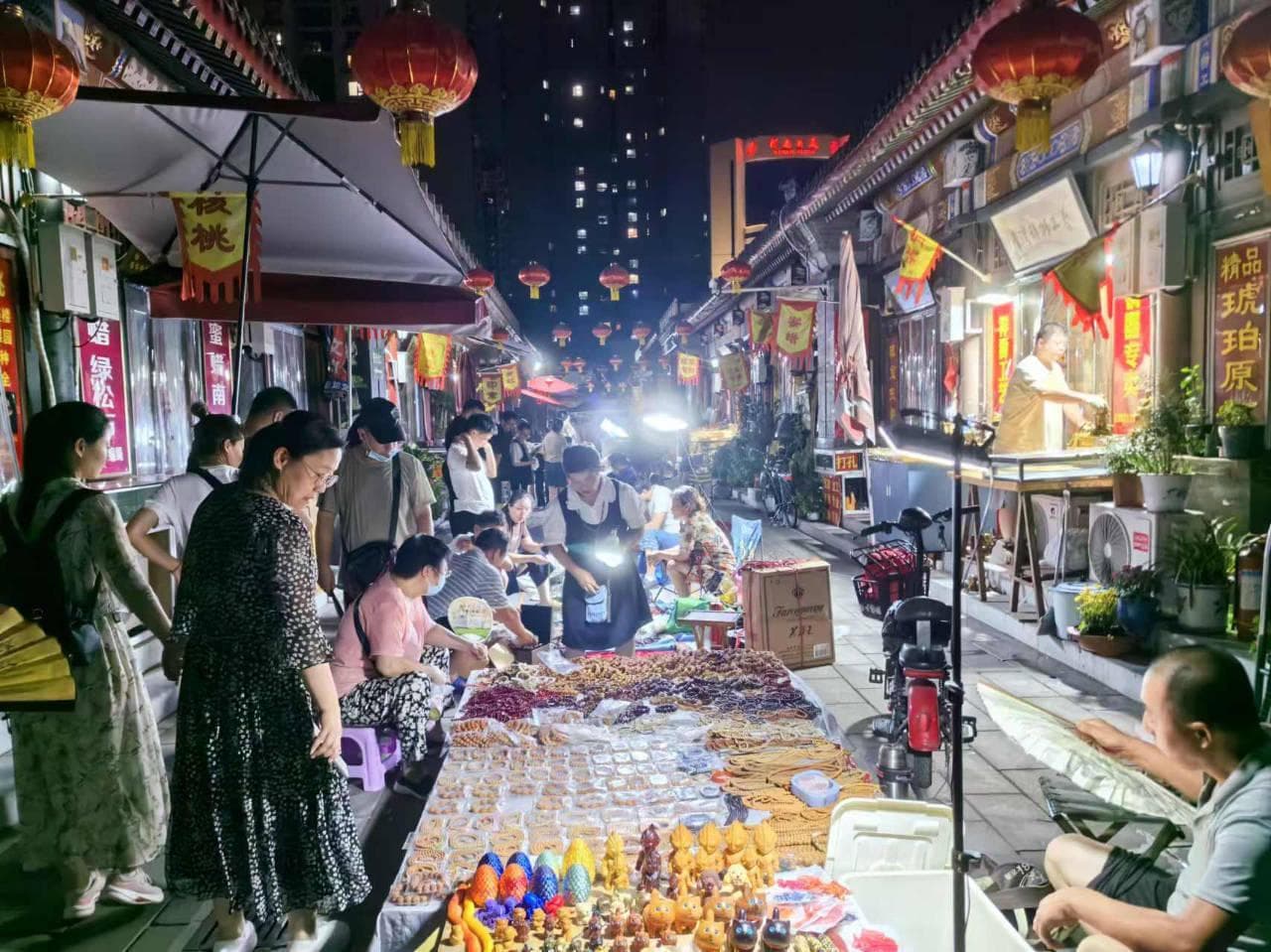 能逛能买还能摆摊 潘家园开始成为年轻人聚集胜地