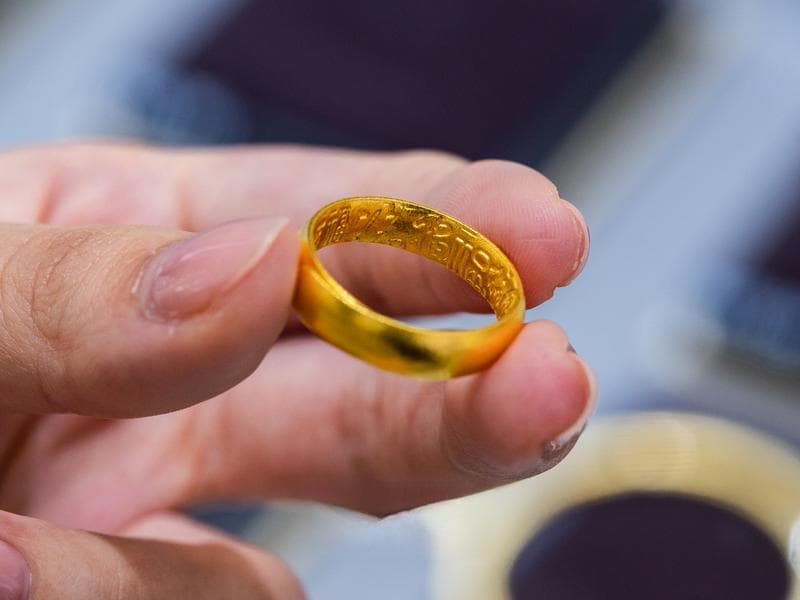 黄金戒指怎么选？克重、工艺、手型三大要素帮你拿捏