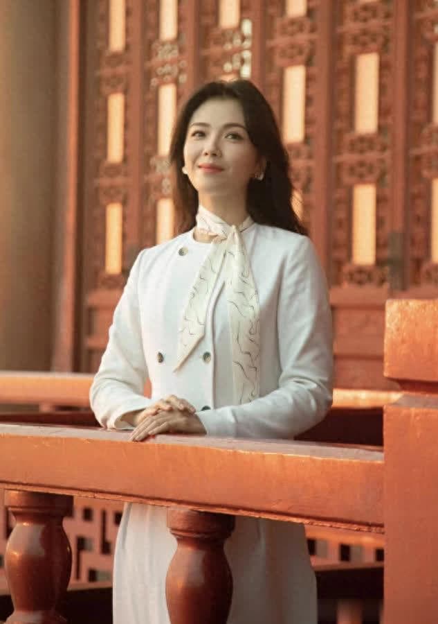 风衣大衣搭配指南：陈数刘涛教你如何避免运动鞋，展现时尚高级感