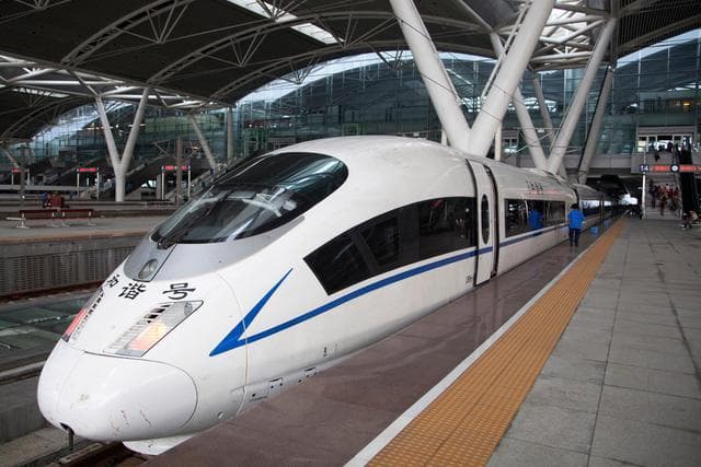 揭秘高铁供电原理：如何在350km/h高速运行中保持电力供应？