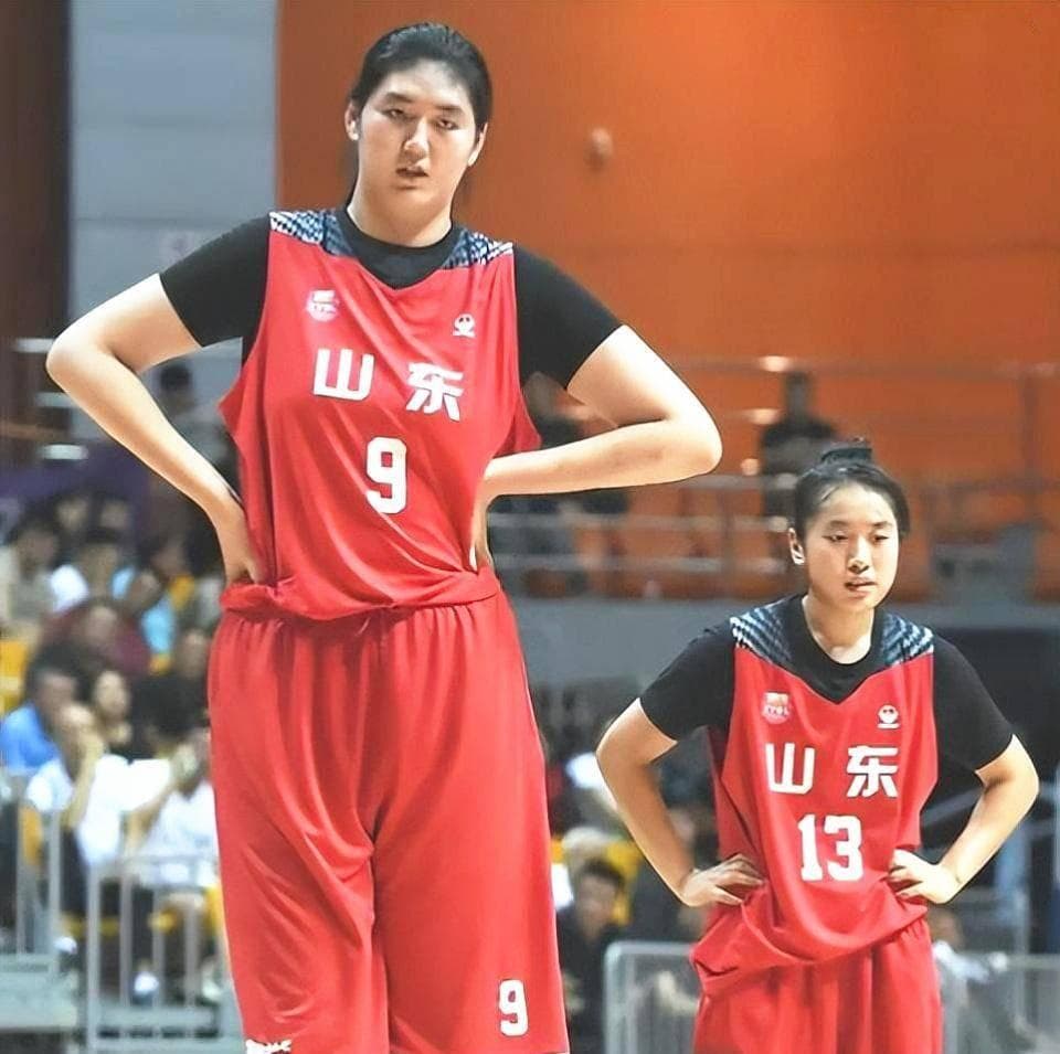 2米28小将张子宇入选中国女篮，曾单场砍68分38板