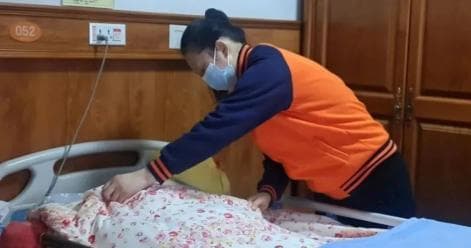 "陪在老人身边，我才能安心过年"：养老院护理员的春节坚守
