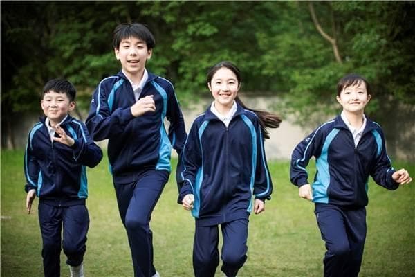 解读校服对学生身心健康的影响
