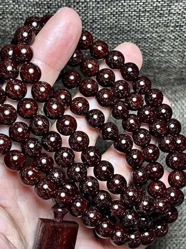 小叶紫檀手串：兼具保健功效的吉祥饰品
