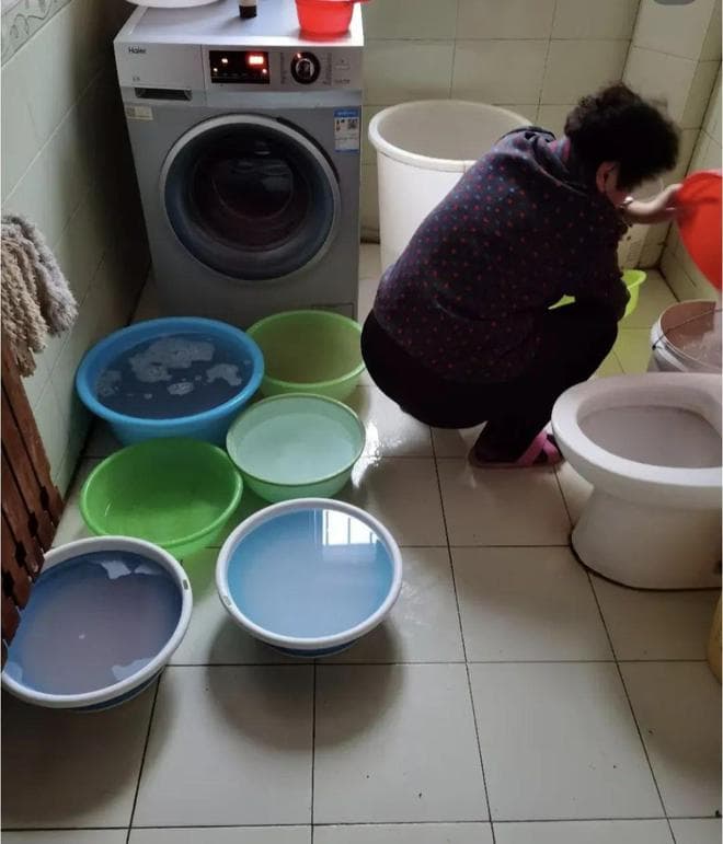 为何不能“倒水”冲马桶？多亏维修师傅：看似节俭实则隐患很大！