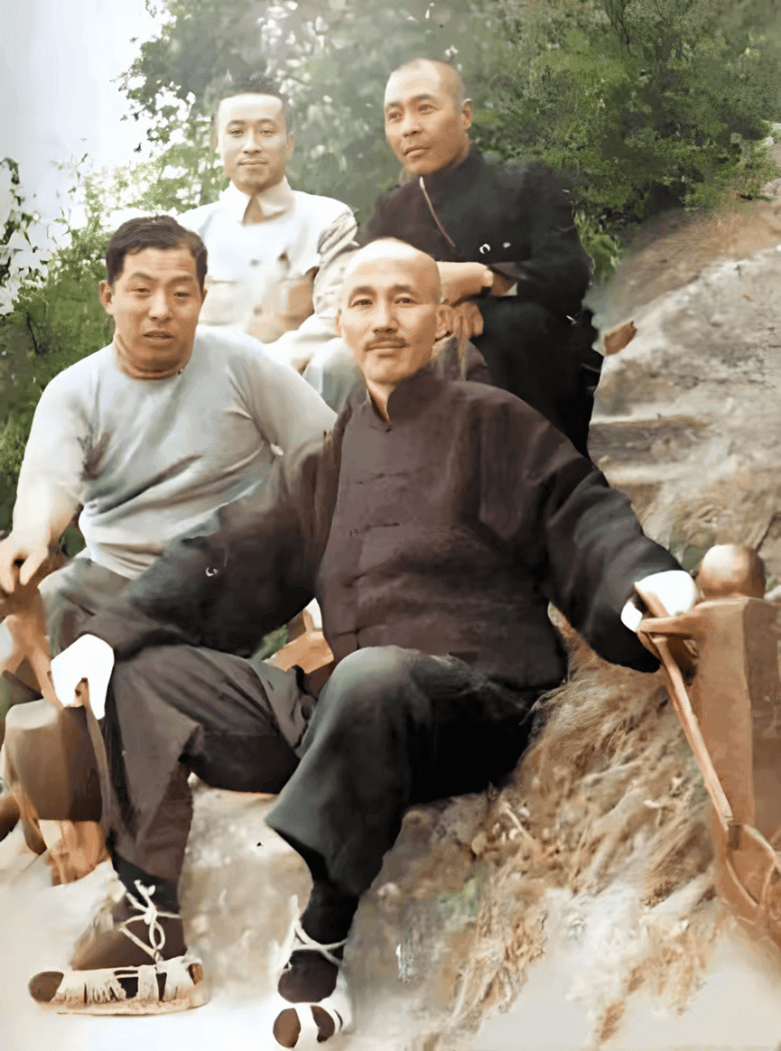 1936年，张学良活捉蒋介石前的合影，看两人的表情，已貌合神离