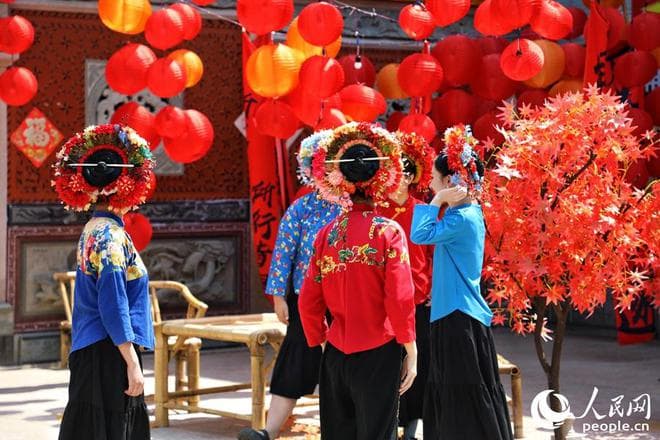 花开时节来簪花：福建蟳埔民俗文化村的非遗之美