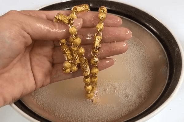 黄金首饰在家里应当如何清洗？