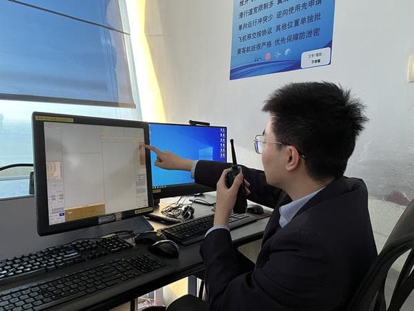 首都机场持续提升航班靠桥率背后——让“拖飞机”更快、更科学、更安全