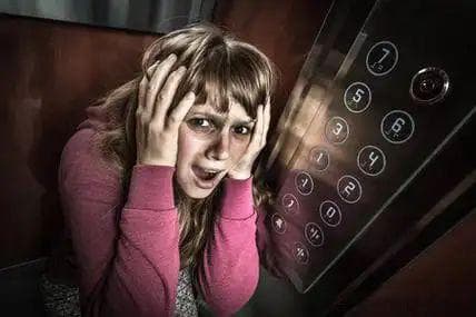穿越空间的恐惧：探析电梯悖论