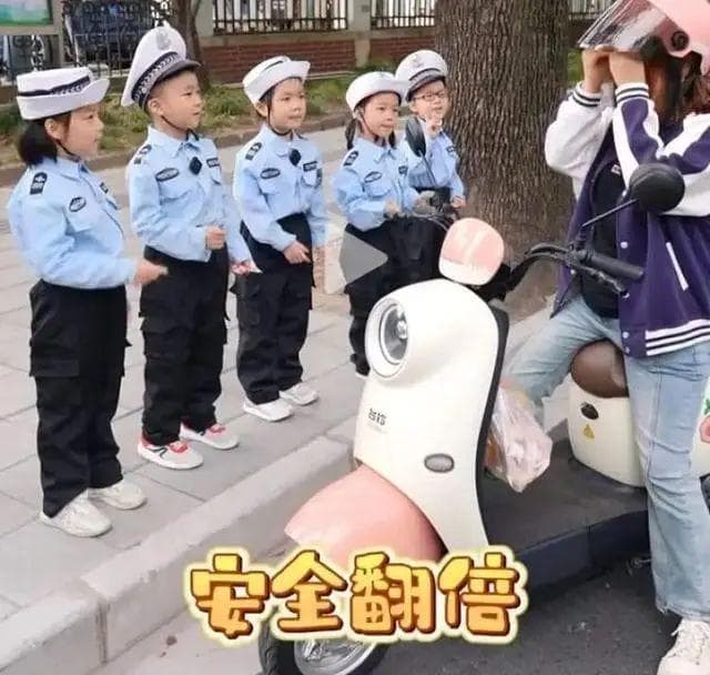 萌娃街头劝导“戴头盔”有启示意义