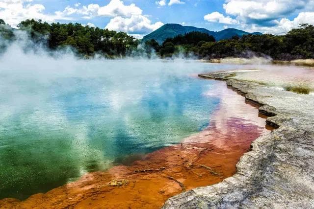 全球12大温泉胜地：从新西兰火山到冰岛蓝湖