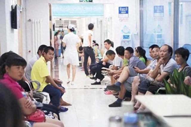 医疗设备和药品昂贵，医疗资源分配不均，医保政策限制致医院运营