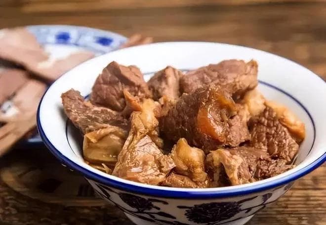 炖牛肉怎么做更好吃？要放4个关键香料，牛肉软烂香浓，不腥不柴