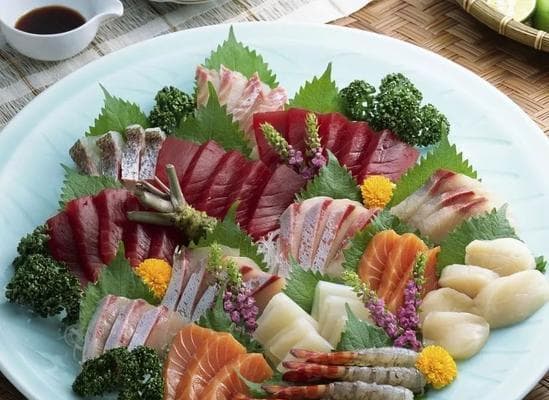 如何制作美味生鱼片（从选购到切割，掌握制作生鱼片的技巧）
