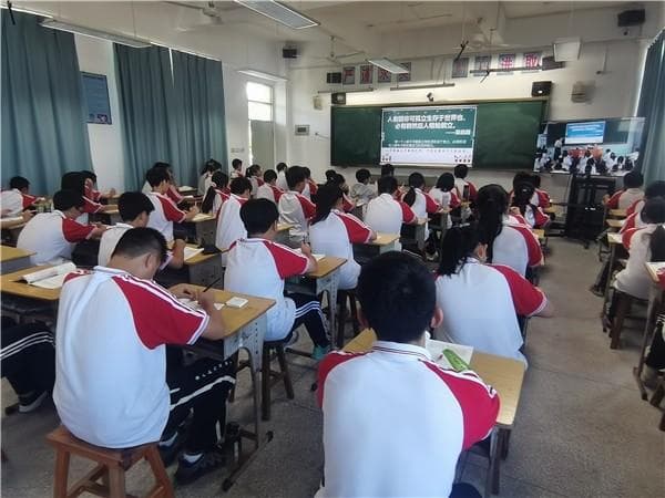 借助"5G+专递课堂"，共享优质教育资源