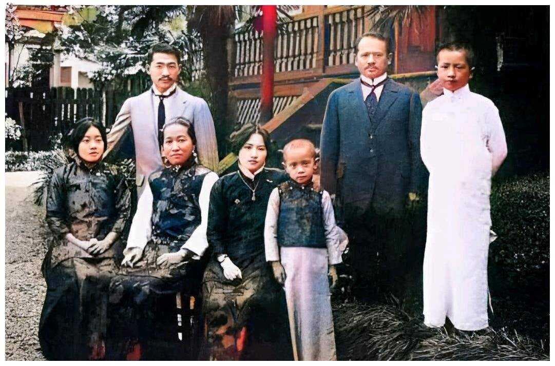 1914年，民国四大家族之宋氏家族珍贵合影照，你知道他们都是谁吗？
