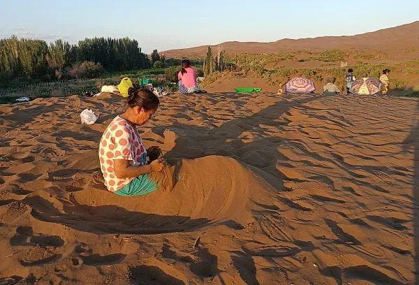 火焰山“沙疗”能祛湿减肥？听听专家怎么说