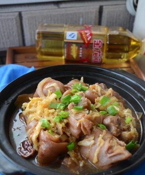 酸菜猪脚制作教程：传统美食的美味与营养