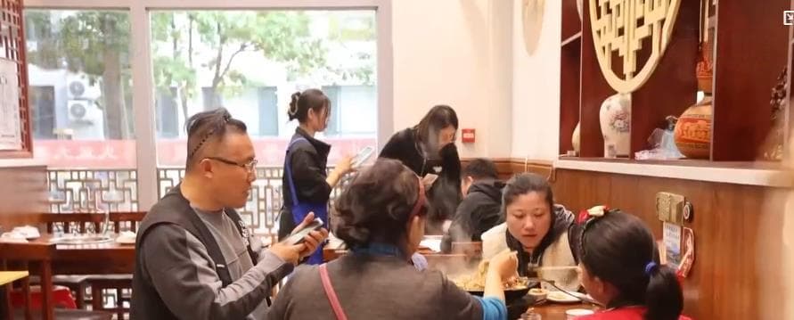 重庆好吃街5天迎客500万，各地特色美食点燃国庆消费热潮