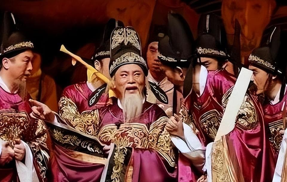 古代的宰相和将军退休后回到老家会被县令管吗？他们和县令谁大？