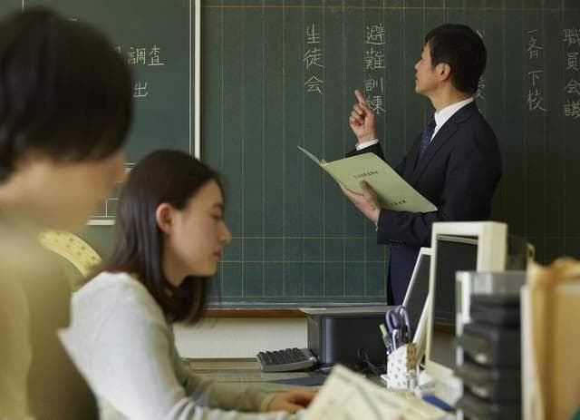 2025年延迟退休政策实施，教师养老金计算方式揭秘！