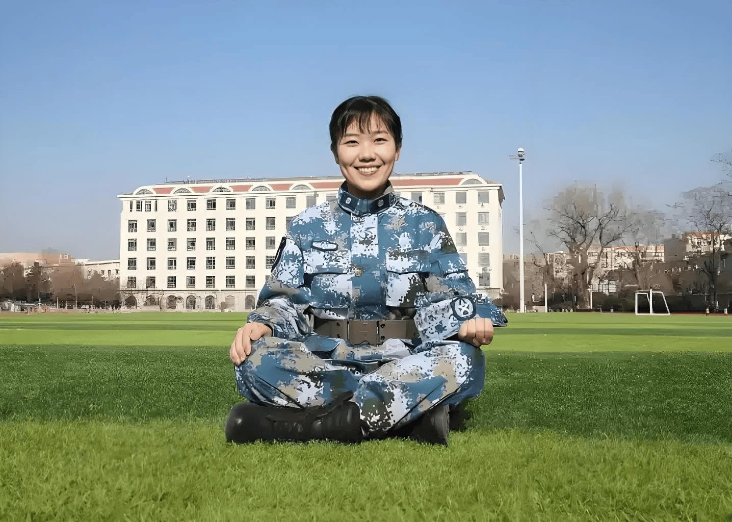 “孔雀蓝”的荣耀：军队文职人员的职责与优渥保障全解析