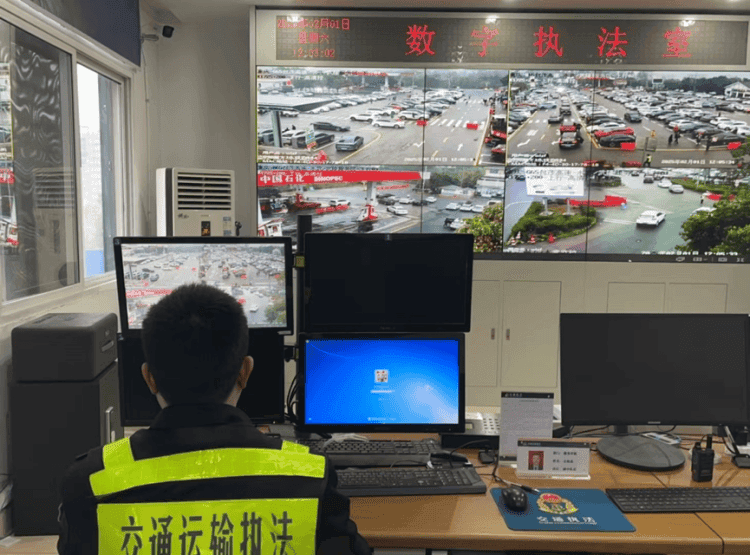 重庆交通执法部门多举措应对服务区缓堵