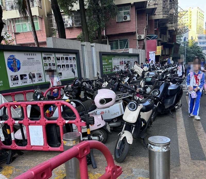 网友反映学校路段电动自行车乱停放致堵塞 相关部门积极回应并采取措施