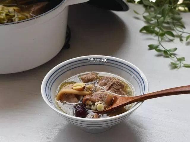 天热常煲霸王花莲子茨实瘦肉汤，清热润肺又祛湿健脾