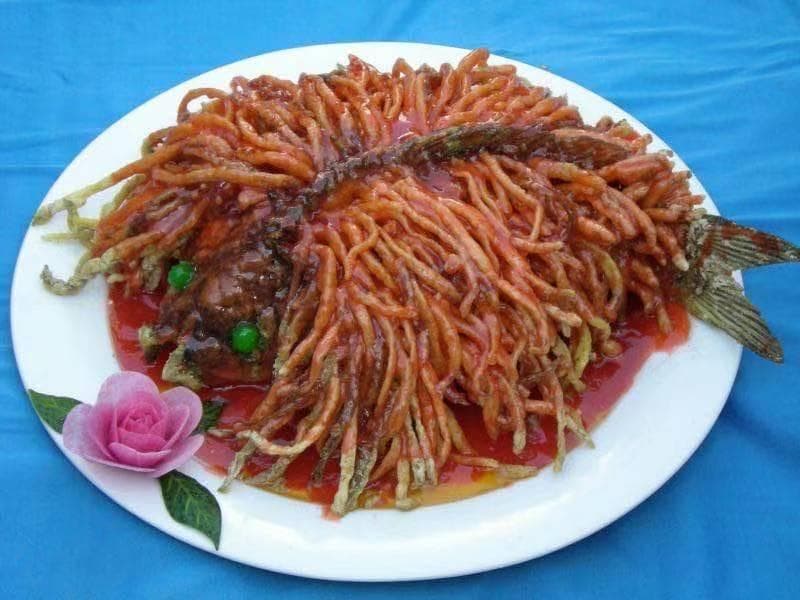 周虎震把河北名菜“金毛狮子鱼”推向世界