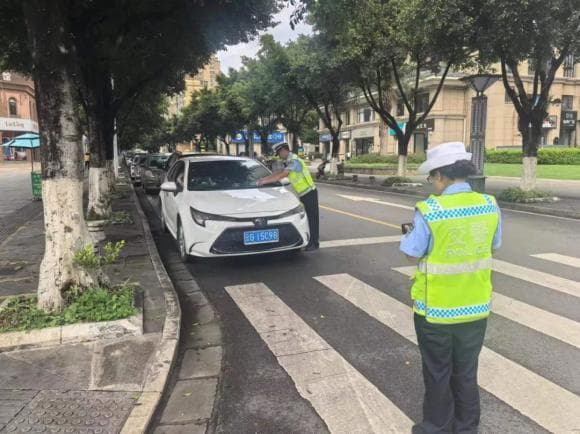 整治车辆乱停乱放，让文明停车更到“位”