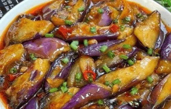 红烧茄子，是一道美味可口、营养丰富的家常菜，简单易学