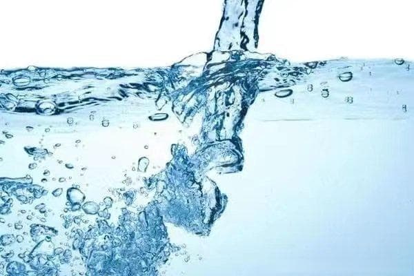 矿化水和纯净水哪个好？矿化弱碱水和纯净水区别
