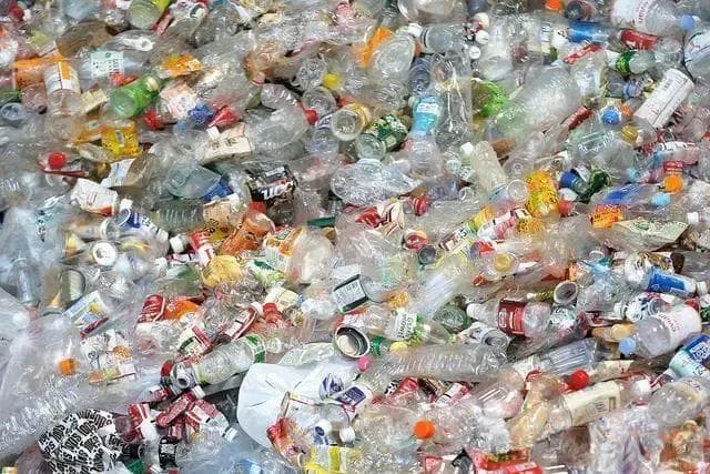 你喝的水里有「微塑料」！已证实有害，1个超简单方法能避免