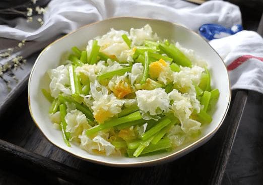 糖尿病食谱：银耳炒芹菜