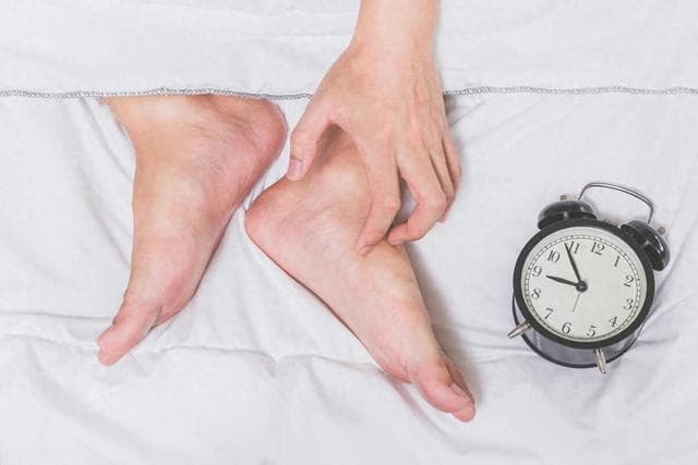 睡觉时脚抽筋怎么办？6个预防方法+3个缓解技巧