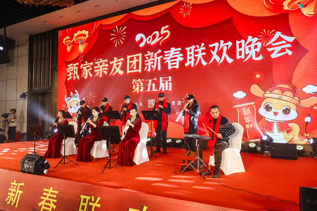 成都一家族连续5年自办春晚 四代同堂共贺新春