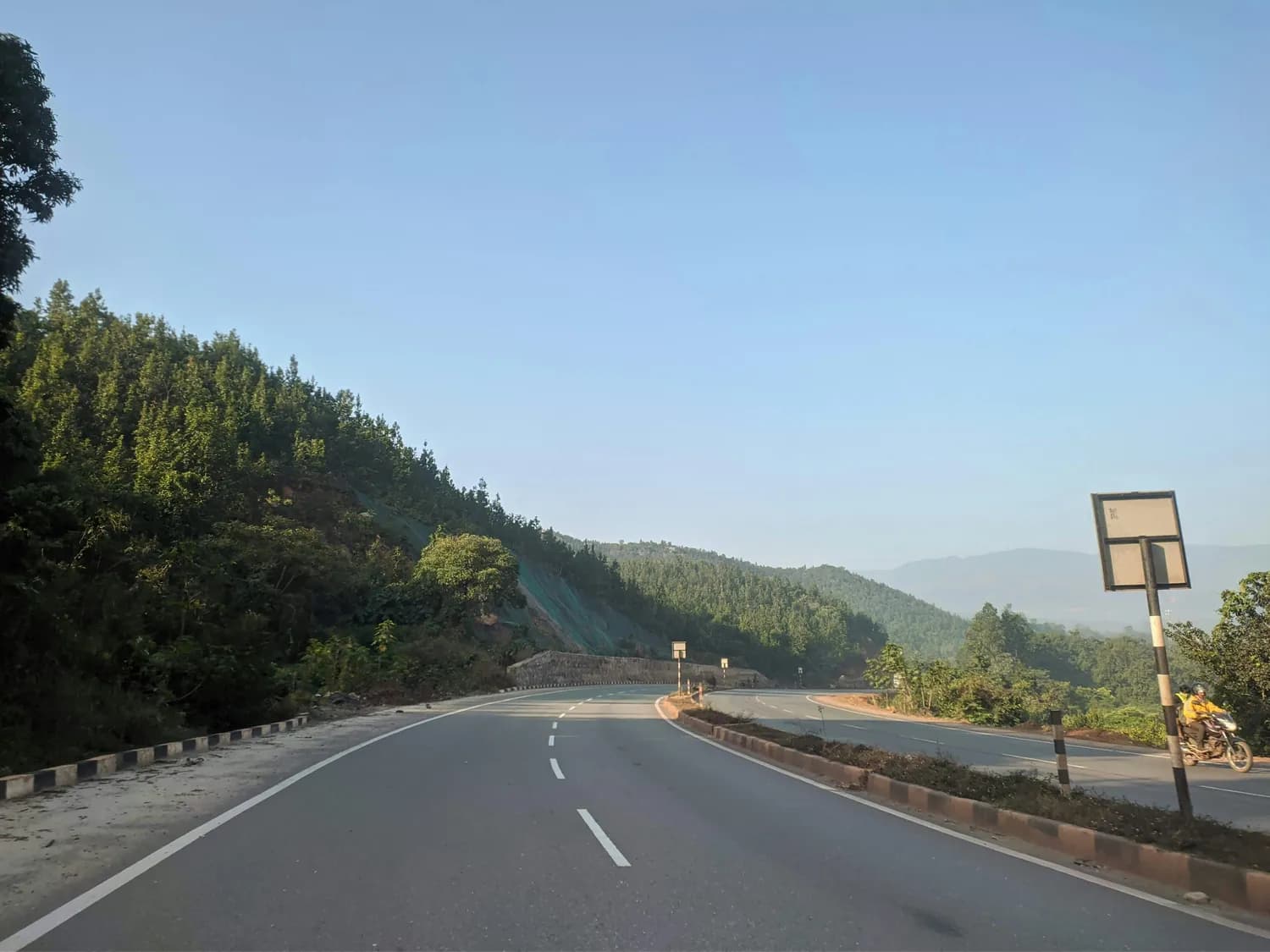 老挝首条高速公路通车，带动物流旅游投资全面增长